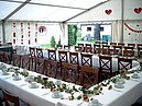 Hochzeitsfeier im VIP-Zelt im Garten vom Haus des Anrichters