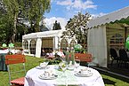 Hochzeitsveranstaltung im Garten mit VIP Zelten