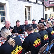Motorradgruppe beim Abendessen auf der Terrasse