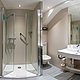 modernes Bad mit bodengleicher Dusche, Waschtisch und Pflegeprodukten
