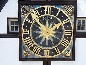 Die historische Uhr mit Glockenturm am Gebäude Hüttenschänke im Gelände der Saigerhütte Olbernhau Erzgebirge.