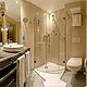 renoviertes Duschbad mit WC, bodengleicher Dusche, Waschtisch und Pflegeprodukten im Haus "Hüttenschänke" seit 2016