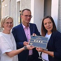 Brit und Markus Gorny vom Hotel Saigerhütte bei der Übergabe der 4 Sterne Auszeichnung von der DEHOGA Sachsen mit Franziska Luthardt