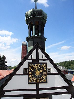 Die historische Uhr mit Glockenturm am Gebäude Hüttenschänke im Gelände der Saigerhütte Olbernhau Erzgebirge.